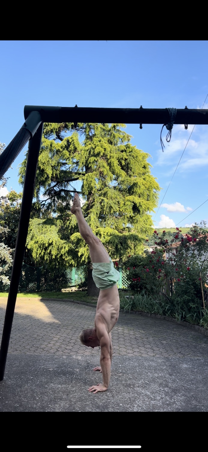 Sébastien en handstand cambré, la banane